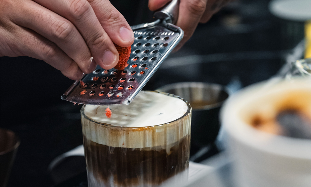 Why Does Draft Coffee Taste Different? Understanding Temperature, Gas, and Pouring